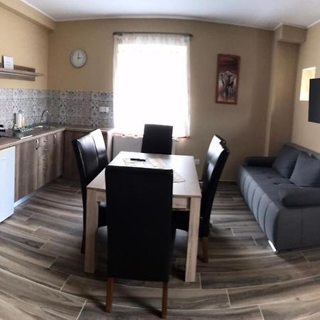 Sárvár Adrienn Apartman מראה חיצוני תמונה